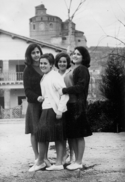1964 isabel oliete y sus amigas en un viaje a quinto.jpg